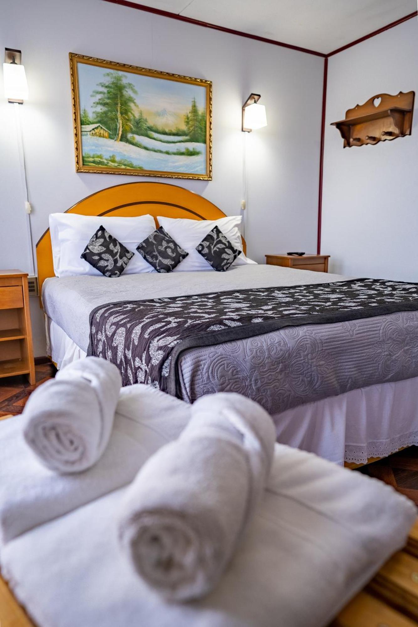 Hostal Alcazar Hostel Puerto Natales Ngoại thất bức ảnh