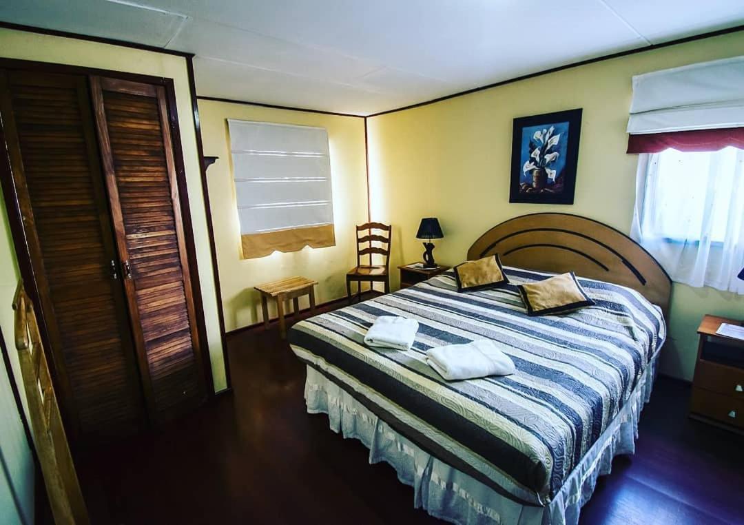 Hostal Alcazar Hostel Puerto Natales Ngoại thất bức ảnh