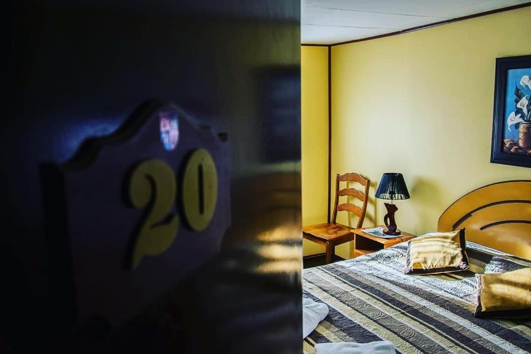 Hostal Alcazar Hostel Puerto Natales Ngoại thất bức ảnh