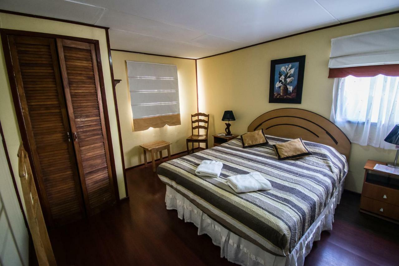 Hostal Alcazar Hostel Puerto Natales Ngoại thất bức ảnh