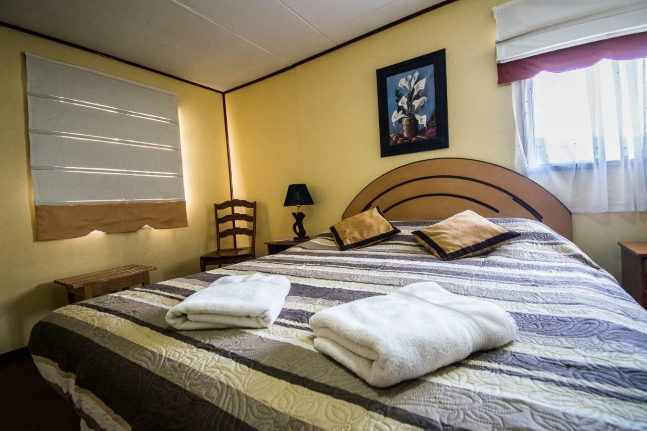 Hostal Alcazar Hostel Puerto Natales Ngoại thất bức ảnh